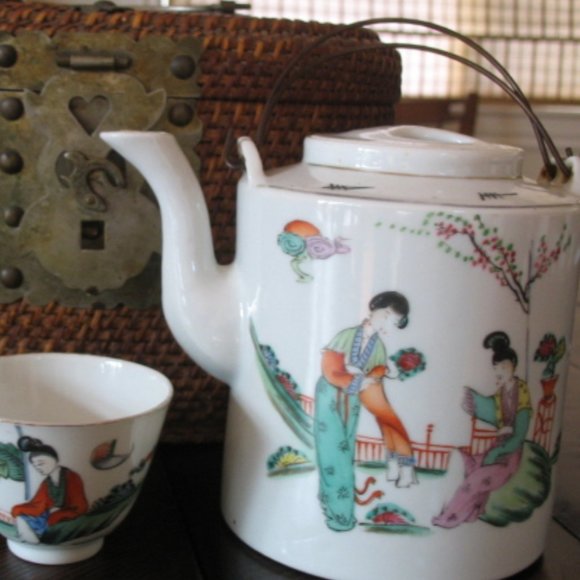Vintage Chinese Tea Set in Basket Pot and Cups - Picture 6 of 6